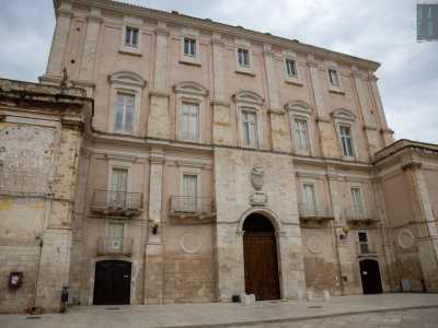 Usciamo e ritorniamo in piazza, questa volta per ammirare il maestoso �Palazzo del Principe�, ovvero la dimora del gi� citato Filomarino della Rocca 